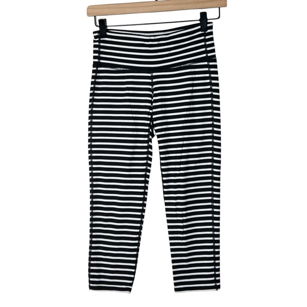 Athleta black and white striped Capri legging pants size XS B153